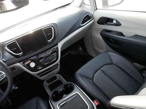 Used 2024 Chrysler Pacifica Touring-L image 11