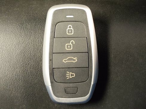 Used 2019 Jeep Cherokee Latitude Plus FWD image 32