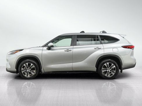 Used 2023 Toyota Highlander XLE AWD/4WD image 2