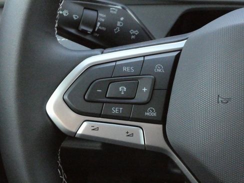 New 2025 Volkswagen Tiguan SE image 10