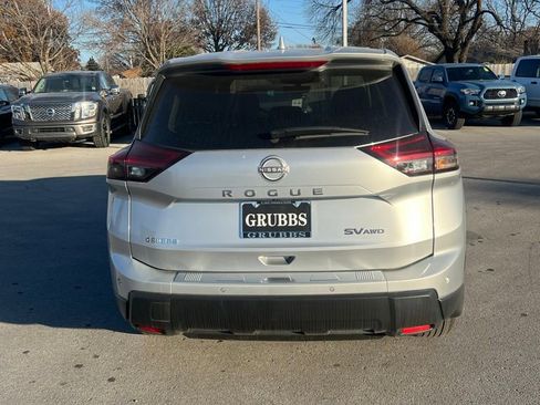 Used 2024 Nissan Rogue SV image 4