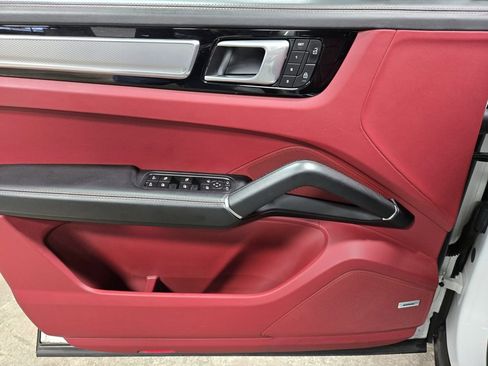 Used 2022 Porsche Cayenne Platinum Edition image 8