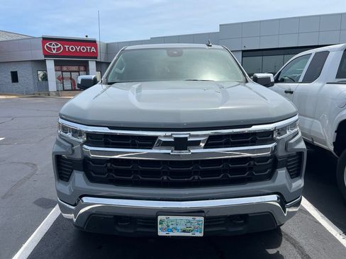 Used 2024 Chevrolet Silverado 1500 LT w/ Z71 Off-Road Package AWD/4WD image 2