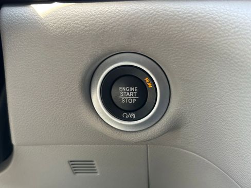 Used 2023 Chrysler Pacifica Touring-L image 13