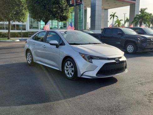 Used 2021 Toyota Corolla LE FWD image 2