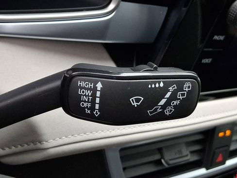 Certified 2025 Volkswagen Taos SE w/ Panoramic Sunroof Package image 22