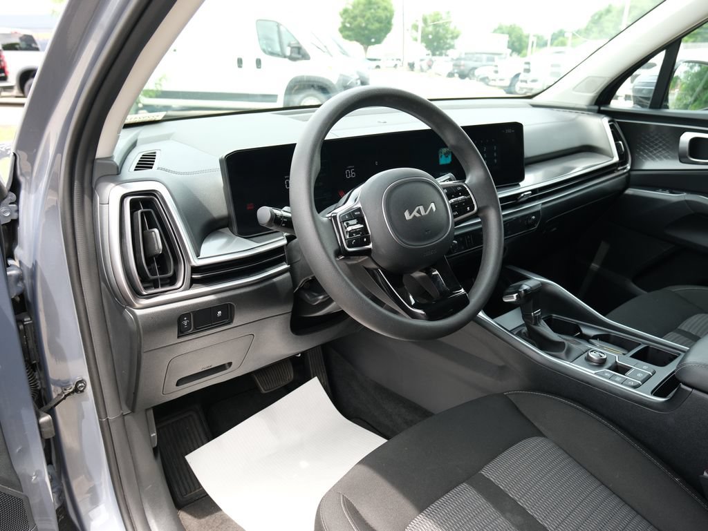 Used 2025 Kia Sorento LX FWD image 3