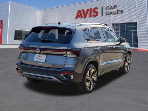 Used 2025 Volkswagen Taos SE AWD/4WD image 6