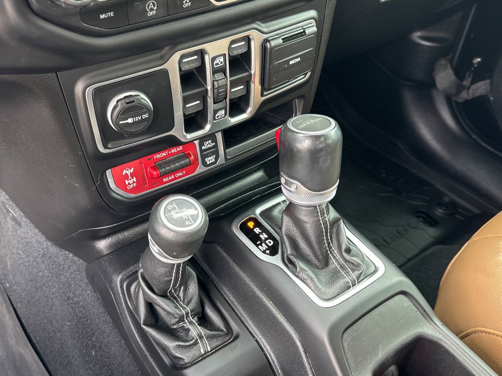 Used 2020 Jeep Gladiator Rubicon w/ Dual Top Group AWD/4WD image 11