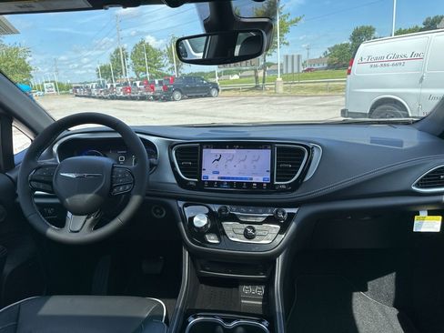 New 2025 Chrysler Pacifica Limited w/ Uconnect Theater Family Group image 3