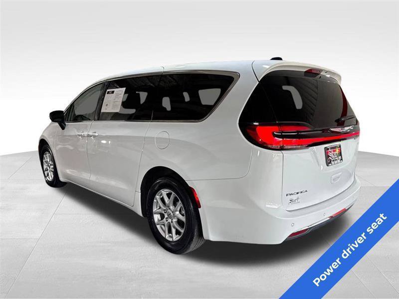 Used 2023 Chrysler Pacifica Touring-L FWD image 7