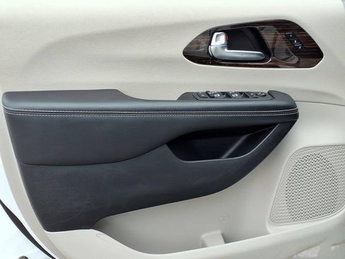 Used 2024 Chrysler Pacifica Limited FWD image 17
