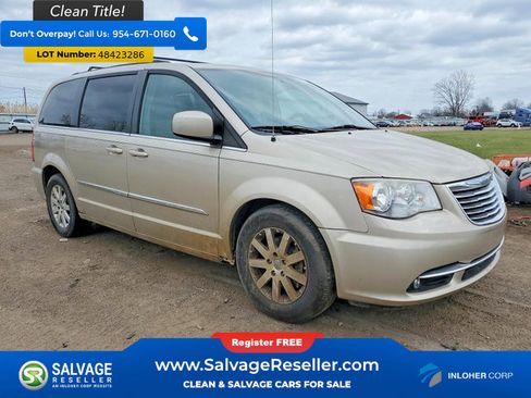 Used 2013 Chrysler Town & Country Touring FWD image 5