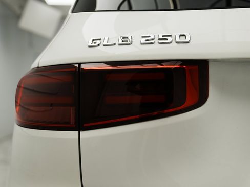 Used 2025 Mercedes-Benz GLB 250 4MATIC image 18