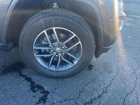 Used 2017 Jeep Grand Cherokee Limited image 4