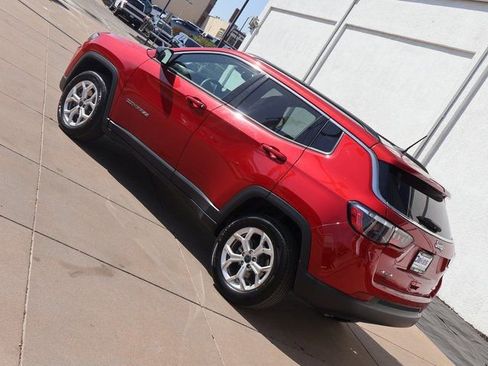 Used 2025 Jeep Compass Latitude w/ Sun & Sound Group AWD/4WD image 4