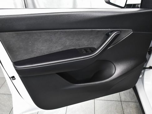 Used 2022 Tesla Model Y Long Range image 9