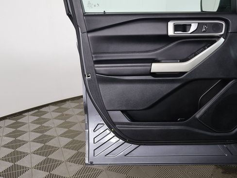 Used 2022 Ford Explorer XLT image 18