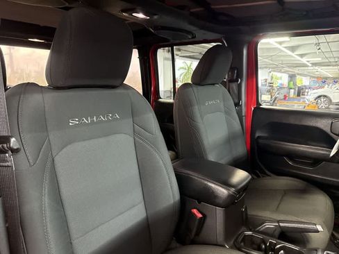 Used 2018 Jeep Wrangler Unlimited Sahara AWD/4WD image 27
