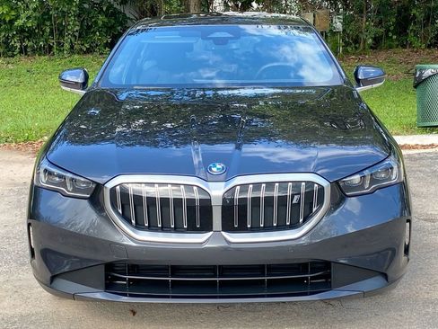 Used 2025 BMW i5 eDrive40i w/ Premium Package image 3