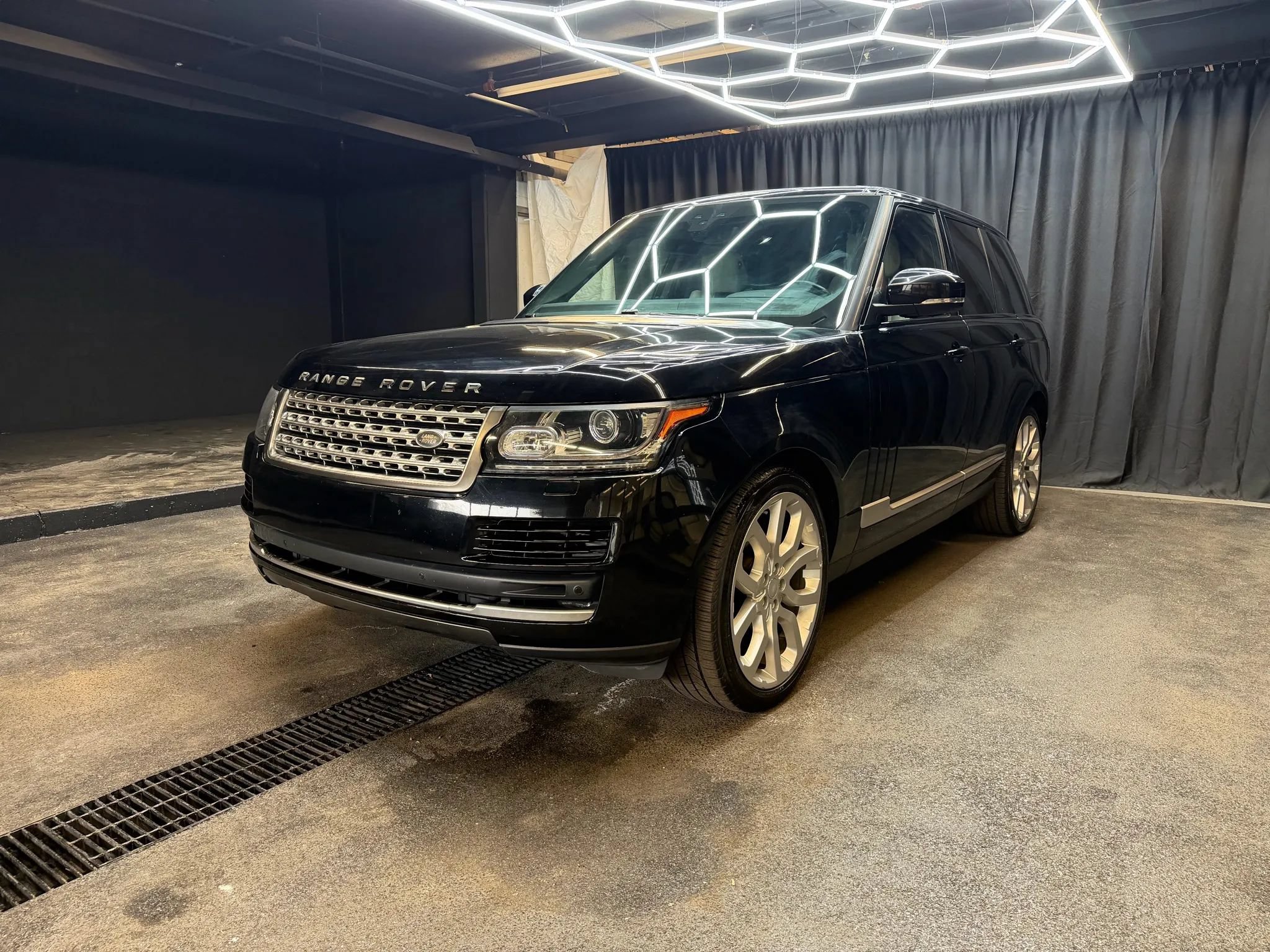 Used 2017 Land Rover Range Rover HSE AWD/4WD image 3