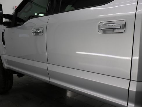 Used 2018 Ford F250 Lariat w/ Chrome Package image 28