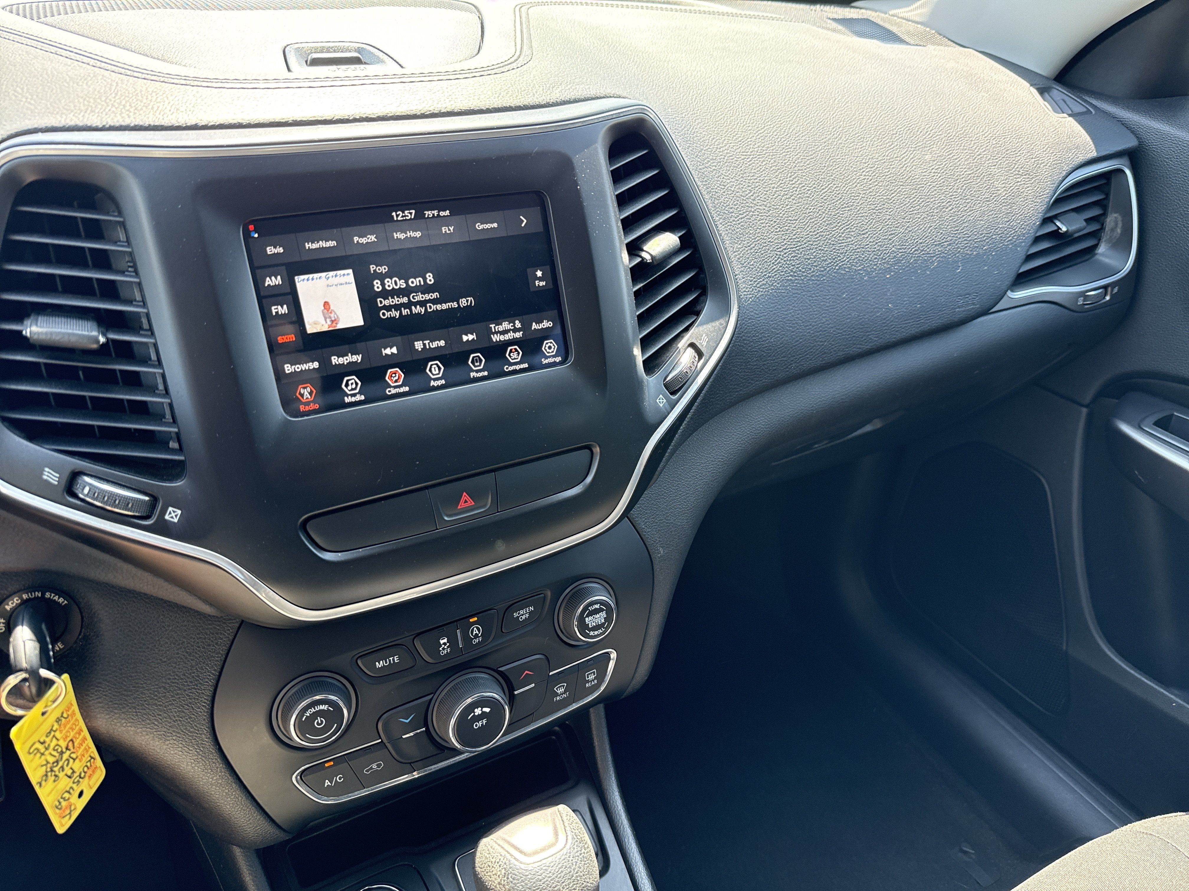 Used 2019 Jeep Cherokee Latitude w/ Popular Appearance Group AWD/4WD image 9