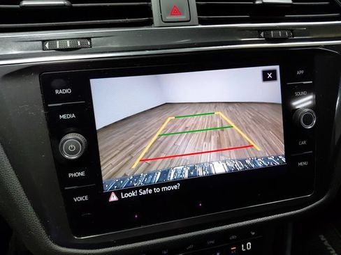 Used 2022 Volkswagen Tiguan SE AWD/4WD image 38