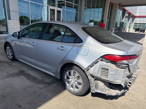 Used 2022 Toyota Corolla LE FWD image 3