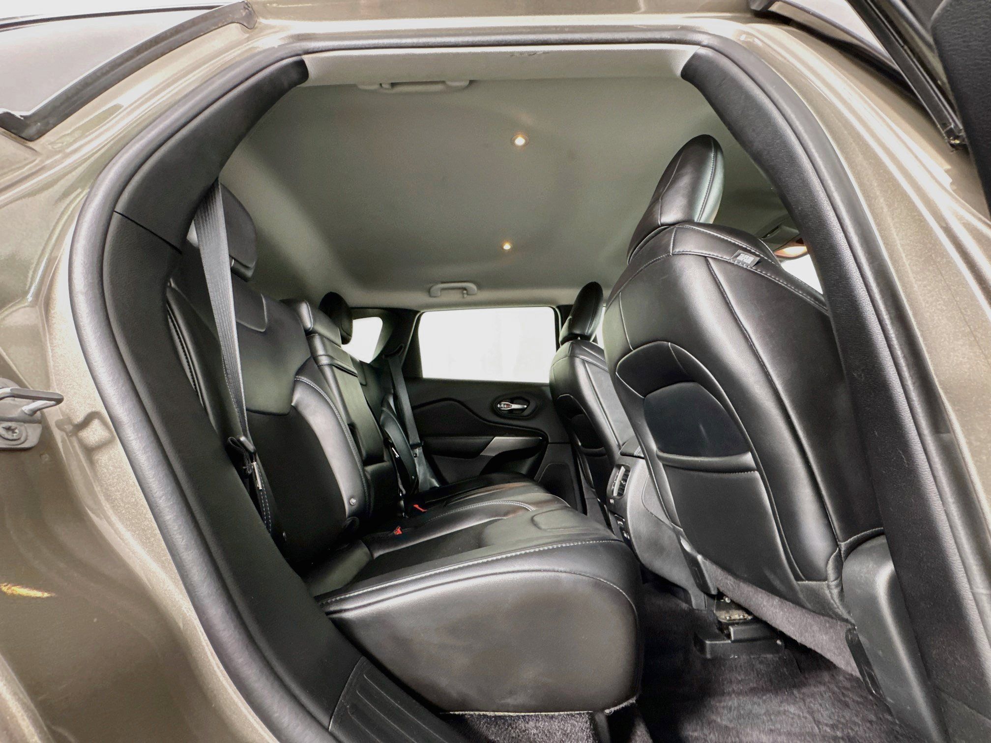 Used 2019 Jeep Cherokee Latitude Plus w/ Cold Weather Group AWD/4WD image 27