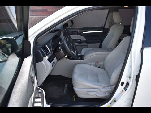 Used 2018 Toyota Highlander LE FWD image 16