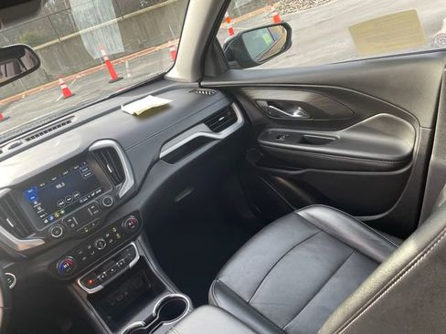 Used 2024 GMC Terrain SLT image 24