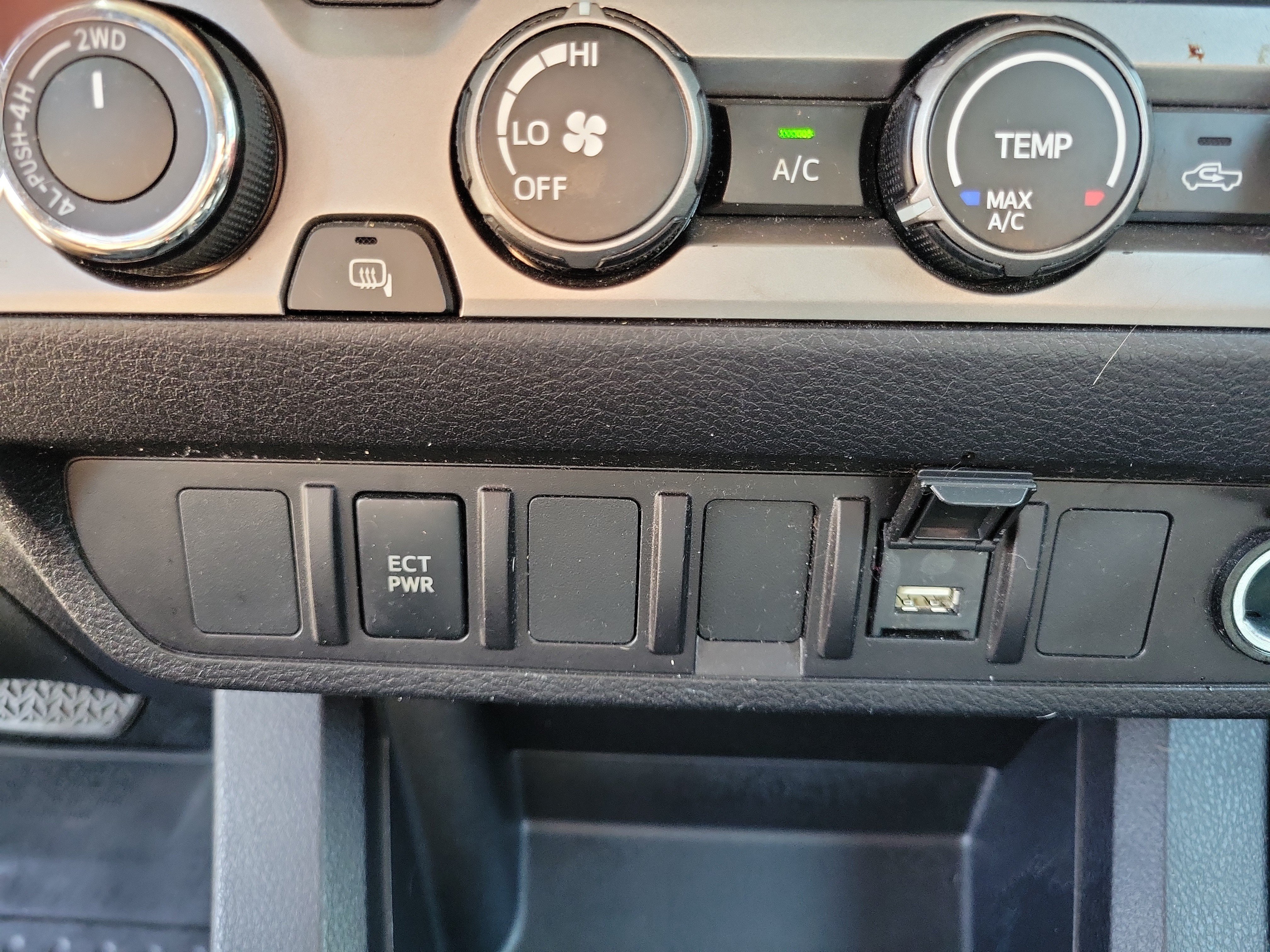Used 2022 Toyota Tacoma SR5 w/ SR5 Appearance Package (SM) AWD/4WD image 28
