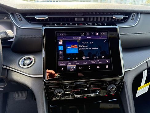 New 2025 Jeep Grand Cherokee Laredo image 18