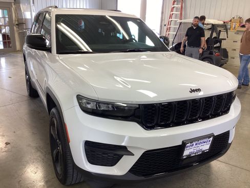 Used 2024 Jeep Grand Cherokee Altitude AWD/4WD image 8