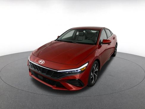 Used 2025 Hyundai Elantra SEL FWD image 3