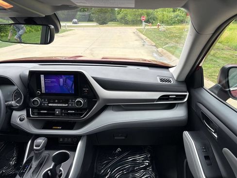 Used 2024 Toyota Highlander XLE AWD/4WD image 34