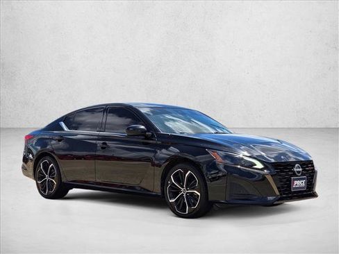 Used 2023 Nissan Altima 2.5 SR FWD image 3