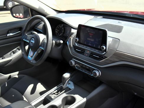 Used 2025 Nissan Altima 2.5 SV FWD image 39