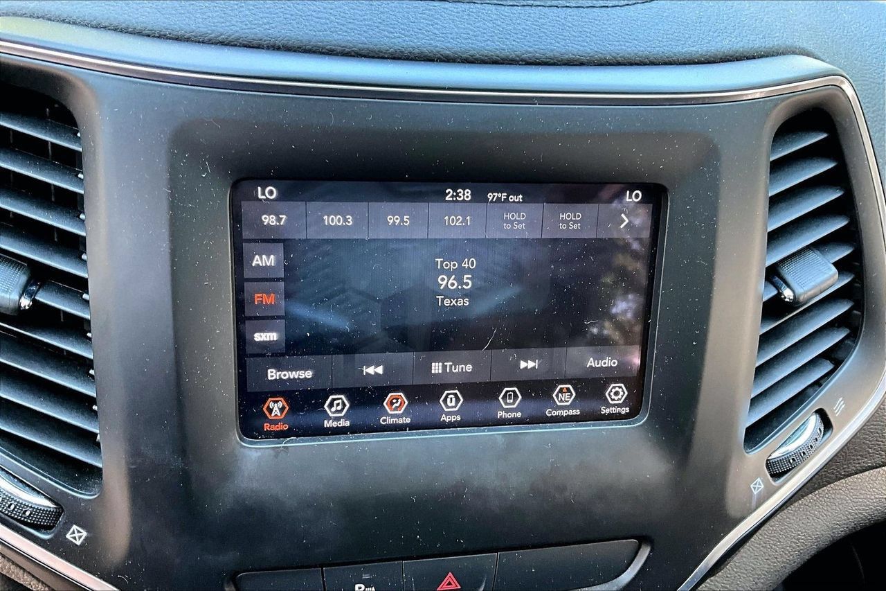 Used 2019 Jeep Cherokee Latitude Plus w/ Comfort/Convenience Group FWD image 24