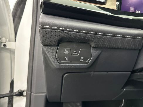 Used 2025 Volkswagen Atlas SE image 33