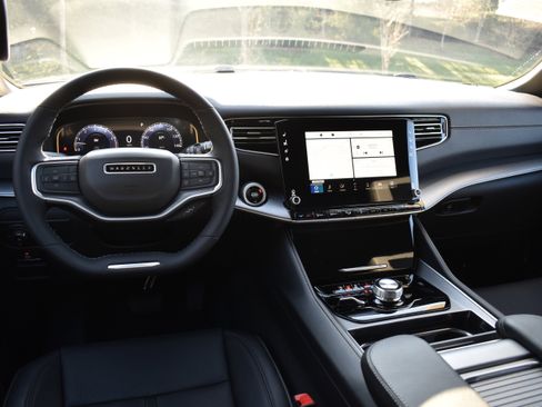 Used 2025 Jeep Wagoneer L Series II w/ Premium Group I image 26