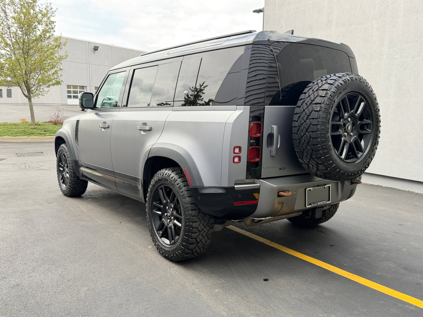 Used 2022 Land Rover Defender 110 X-Dynamic SE AWD/4WD image 3
