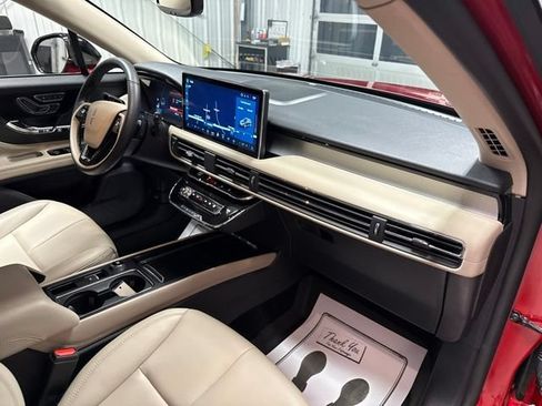 Used 2025 Lincoln Corsair AWD image 24