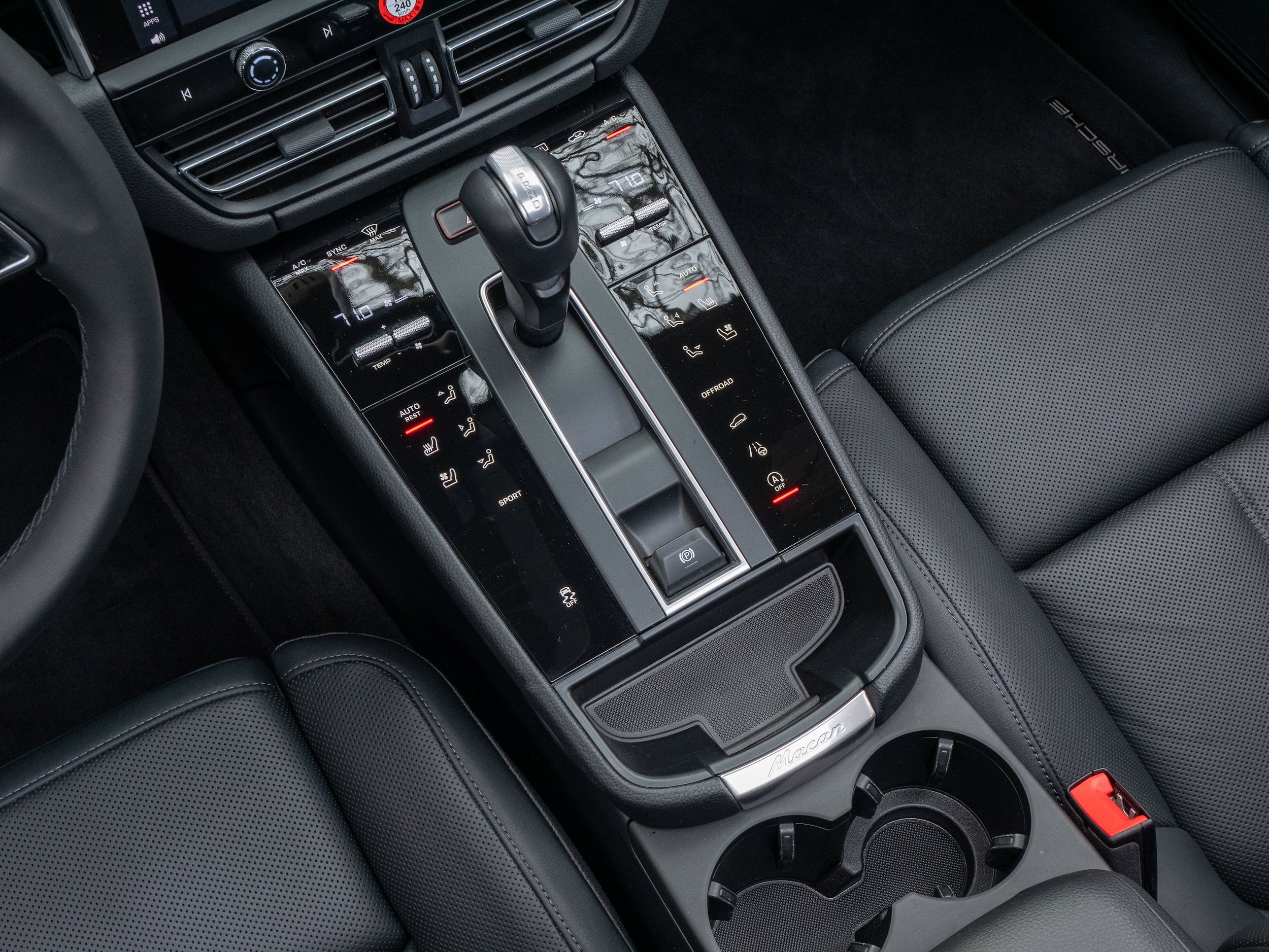 Certified 2025 Porsche Macan AWD/4WD image 29