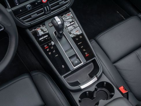 Certified 2025 Porsche Macan AWD/4WD image 29