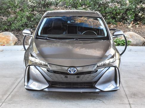 Used 2018 Toyota Prius Prime Premium image 2