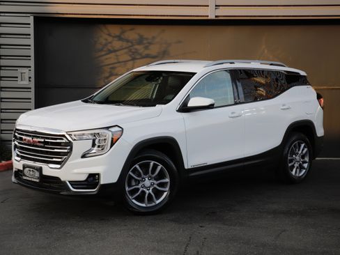Used 2024 GMC Terrain SLT image 1