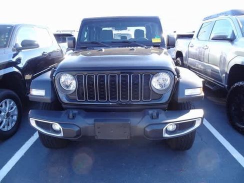 Used 2024 Jeep Gladiator Sport image 2