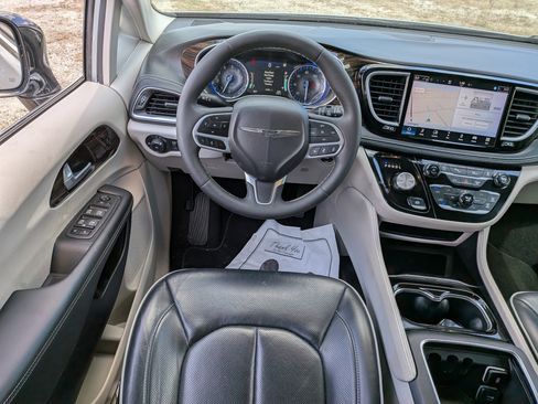 Used 2024 Chrysler Pacifica Limited FWD image 19